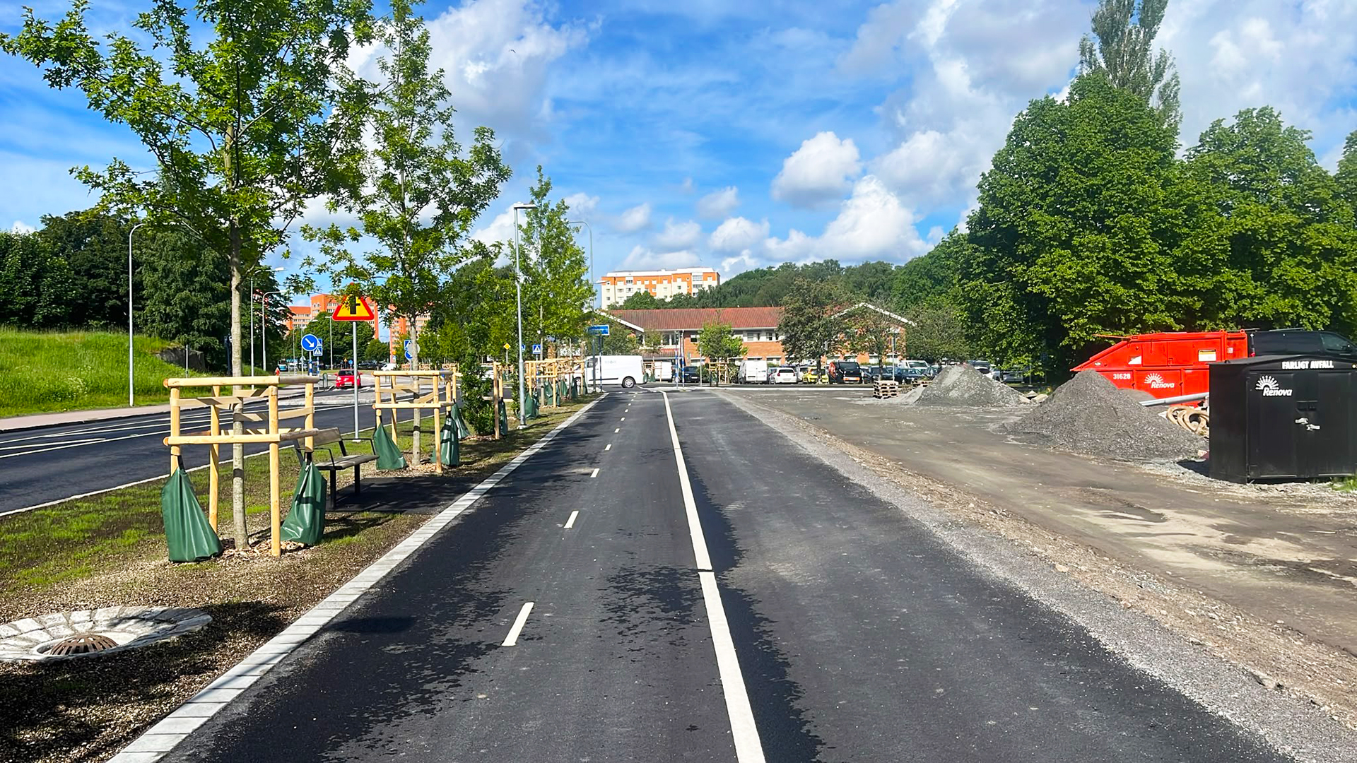 Nytt gång- och cykelstråk med trädallé och nya bostäder på plats i Flatås