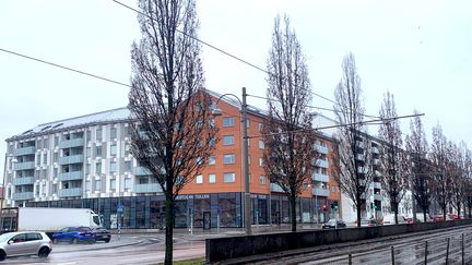 Kvarteret Makrillen i Gamlestaden. Flerbostadshus med vit och röd fasad.