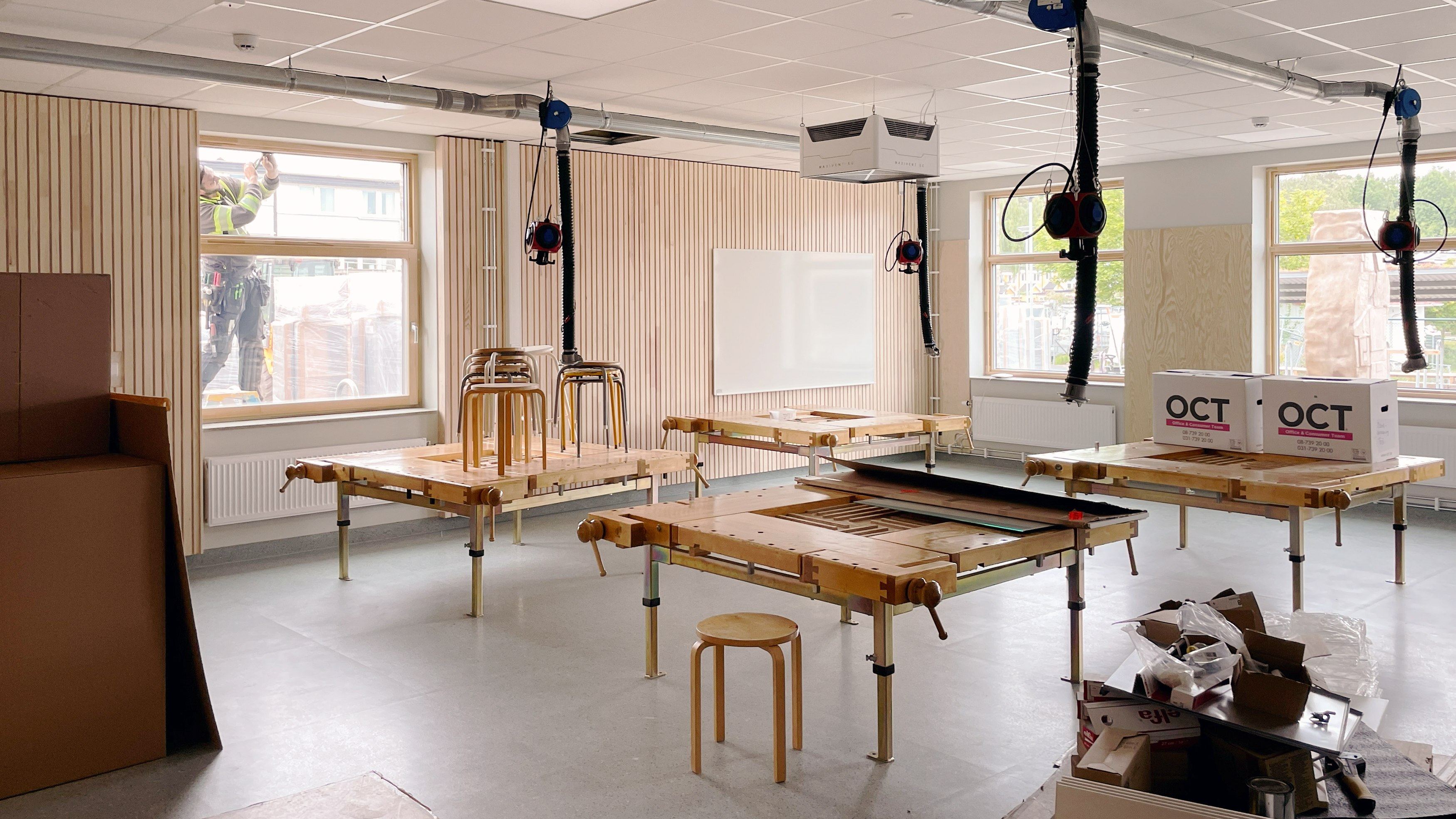 &Aring;terbrukade arbetsb&auml;nkar i tr&auml;sl&ouml;jdssalen