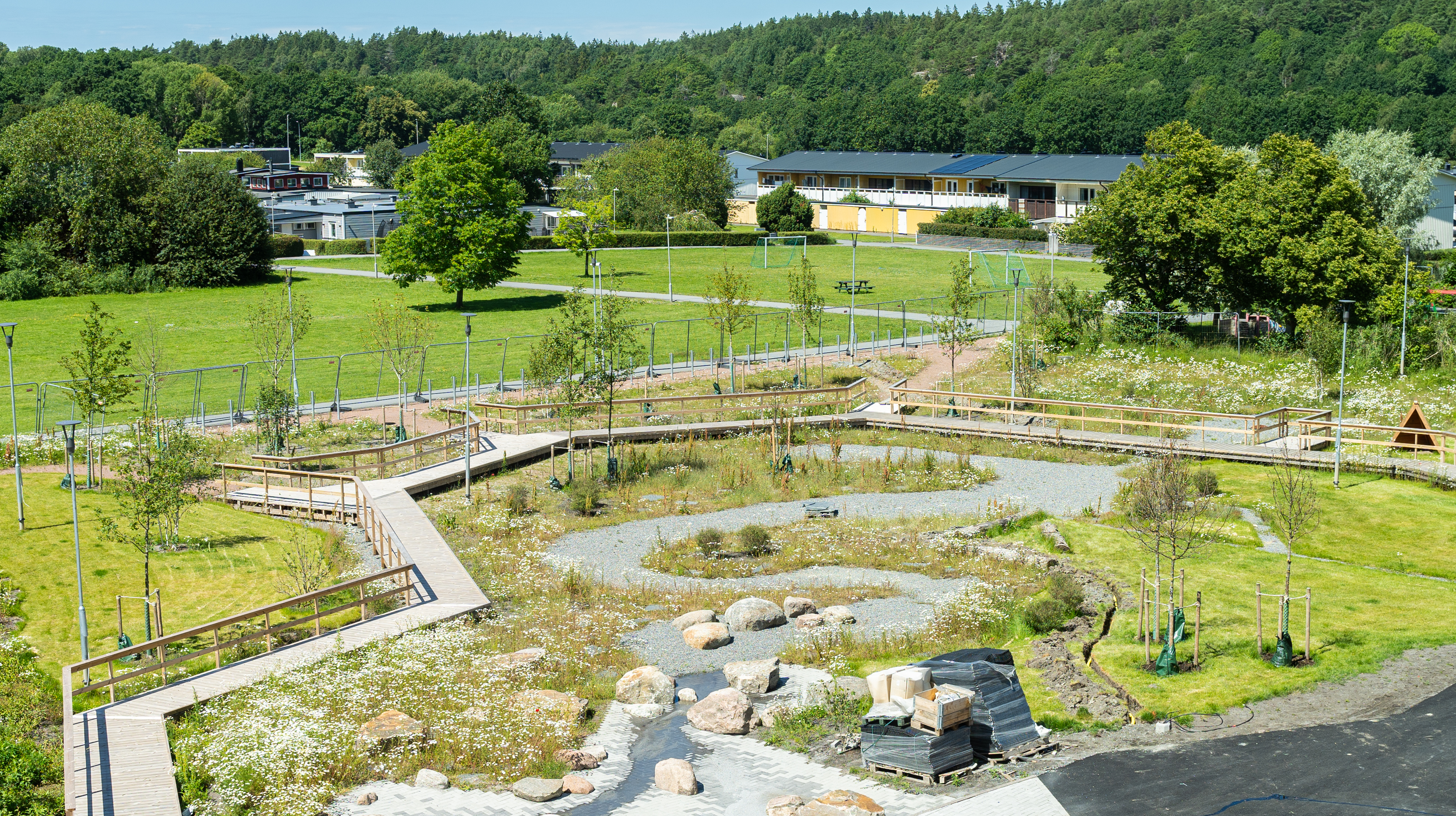 Bilder på spår i marken som leder vattnet ner genom skolgården.
