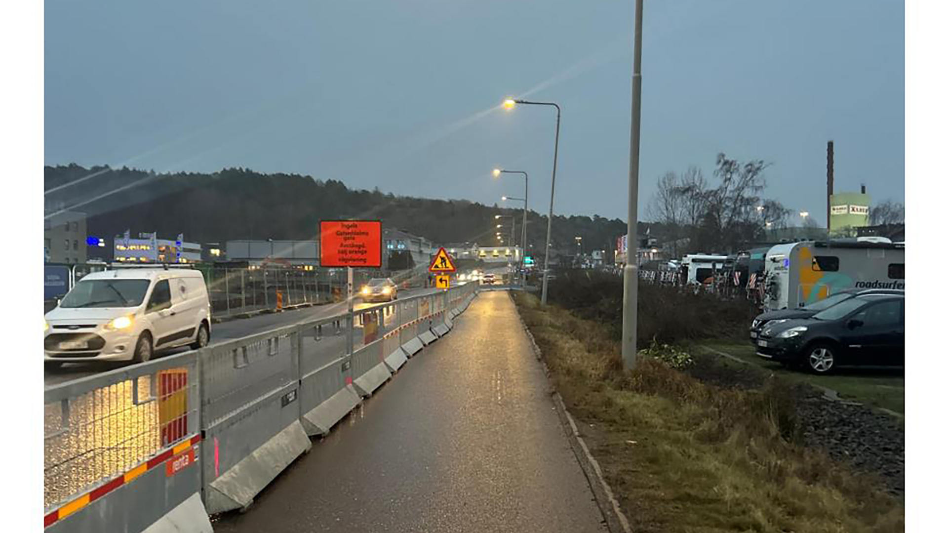 Vägbana avdelad med barriär för att skilja gång- och cykeltrafik från körbanan.