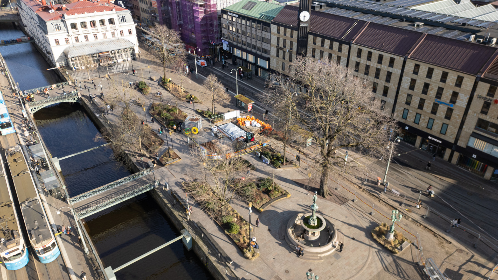 Brunnsparken sedd ovanifrån med kanalen, kringliggande byggnader och den inhägnade ytan där kafét ska byggas.