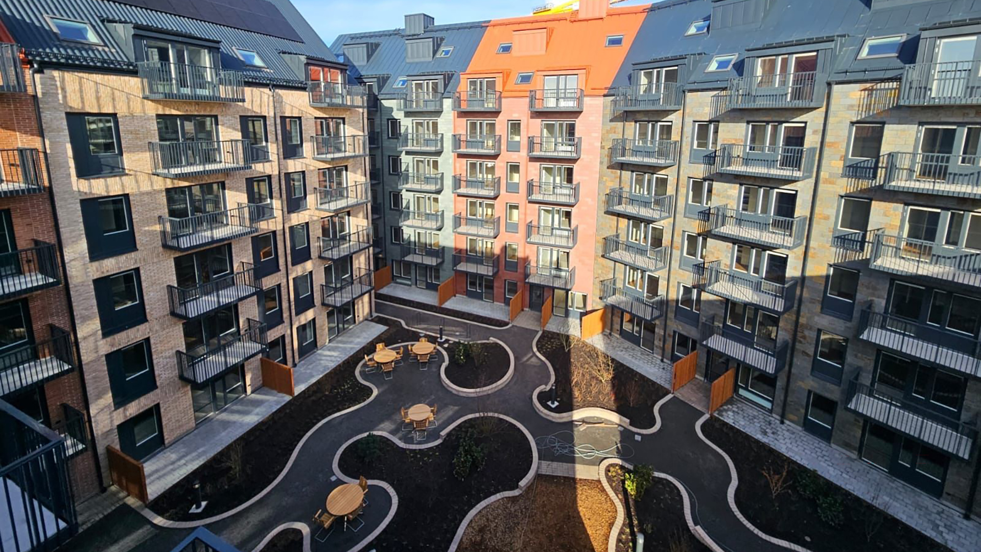 Nu fylls den nya stadsdelen omkring Olof Asklunds gata av liv