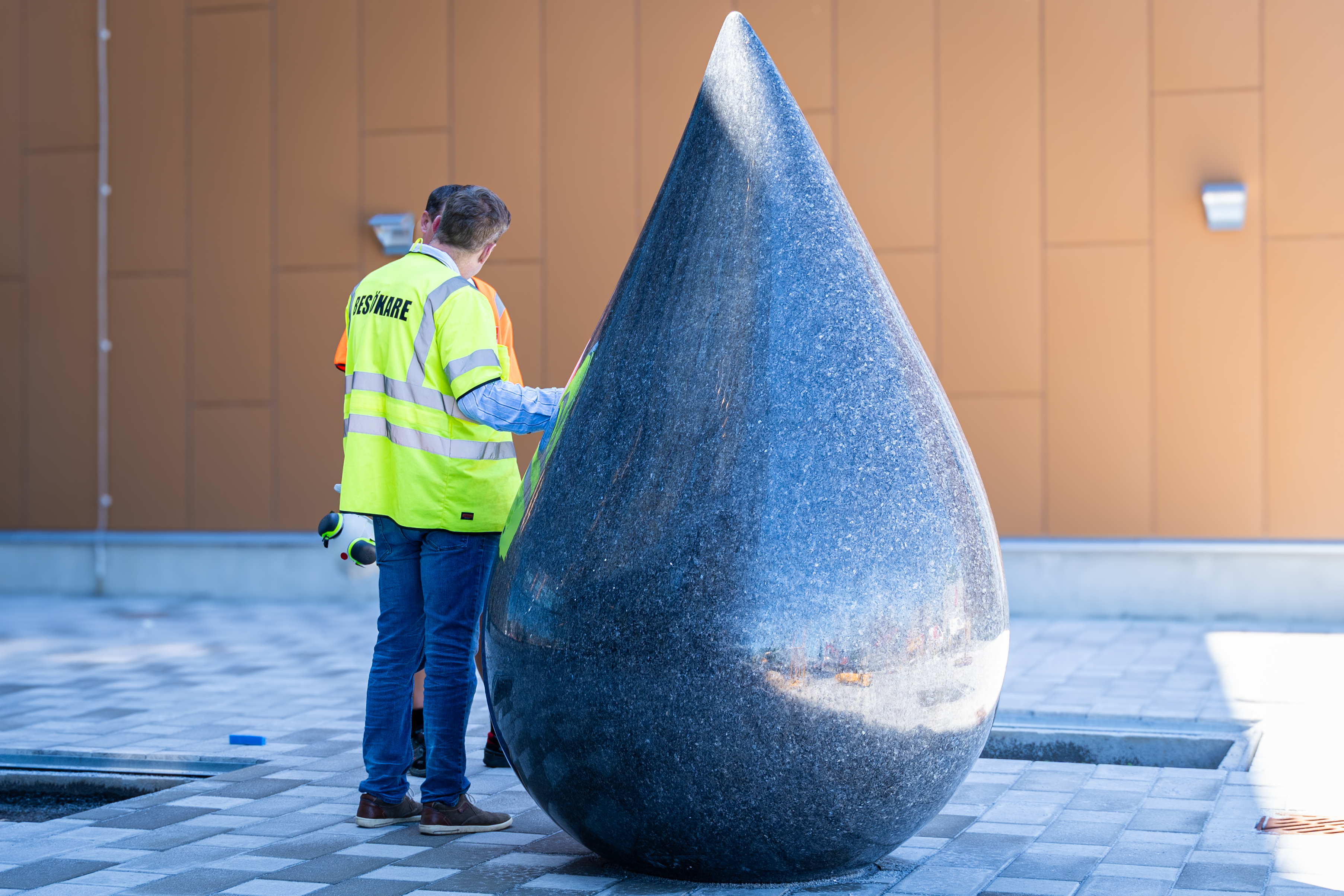 Konstverk på en stor vattendroppe.