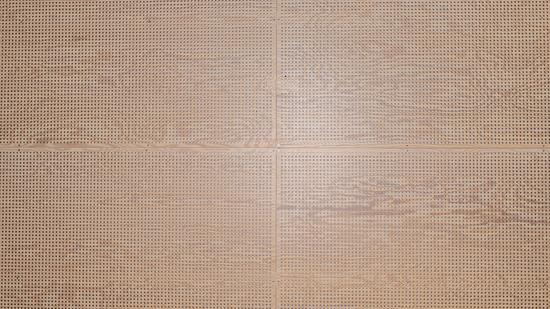 Fyra tr&auml;skivor med ett symmetriskt h&aring;lm&ouml;nster p&aring;.