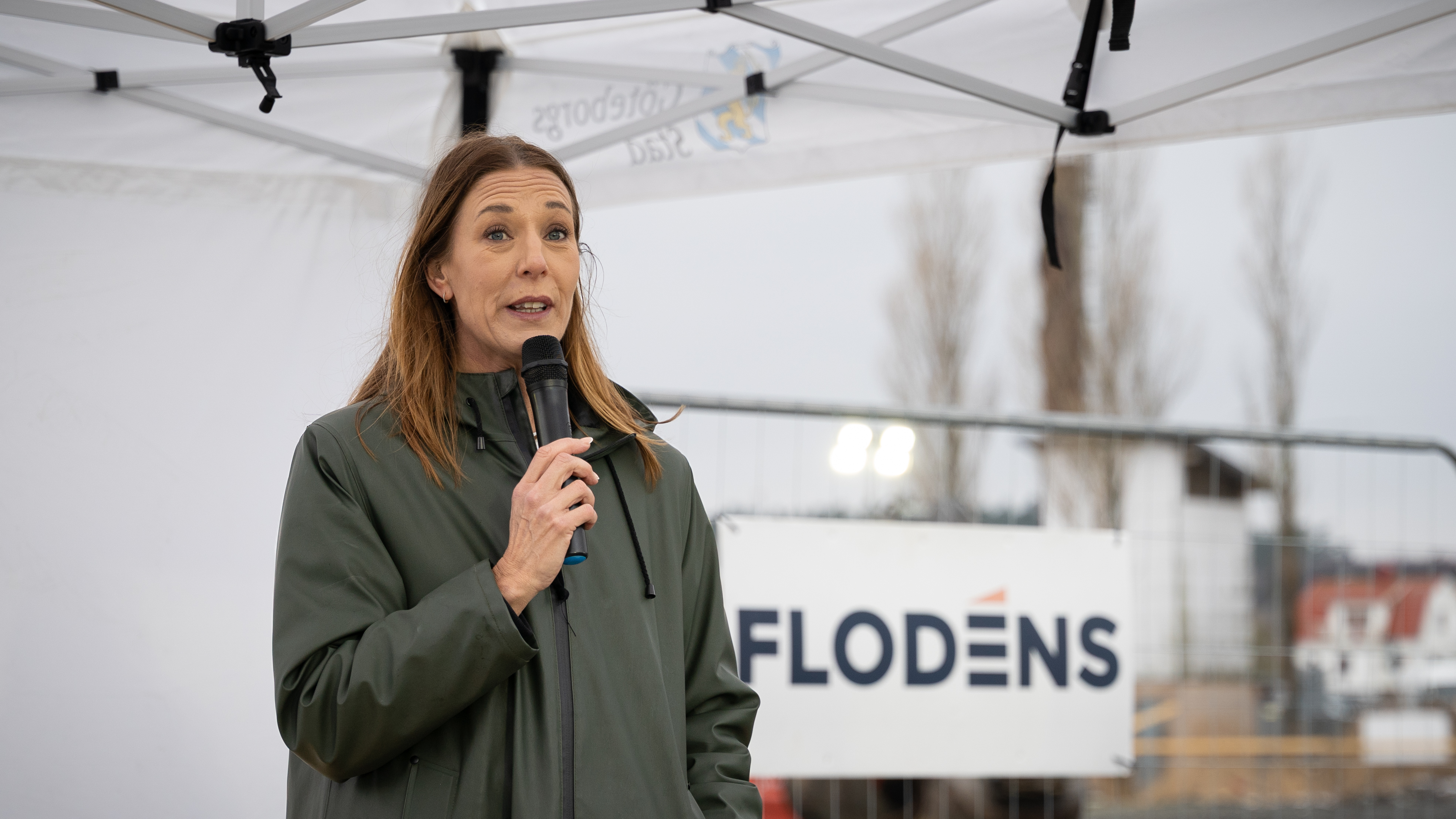 En kvinna talar i en mikrofon.