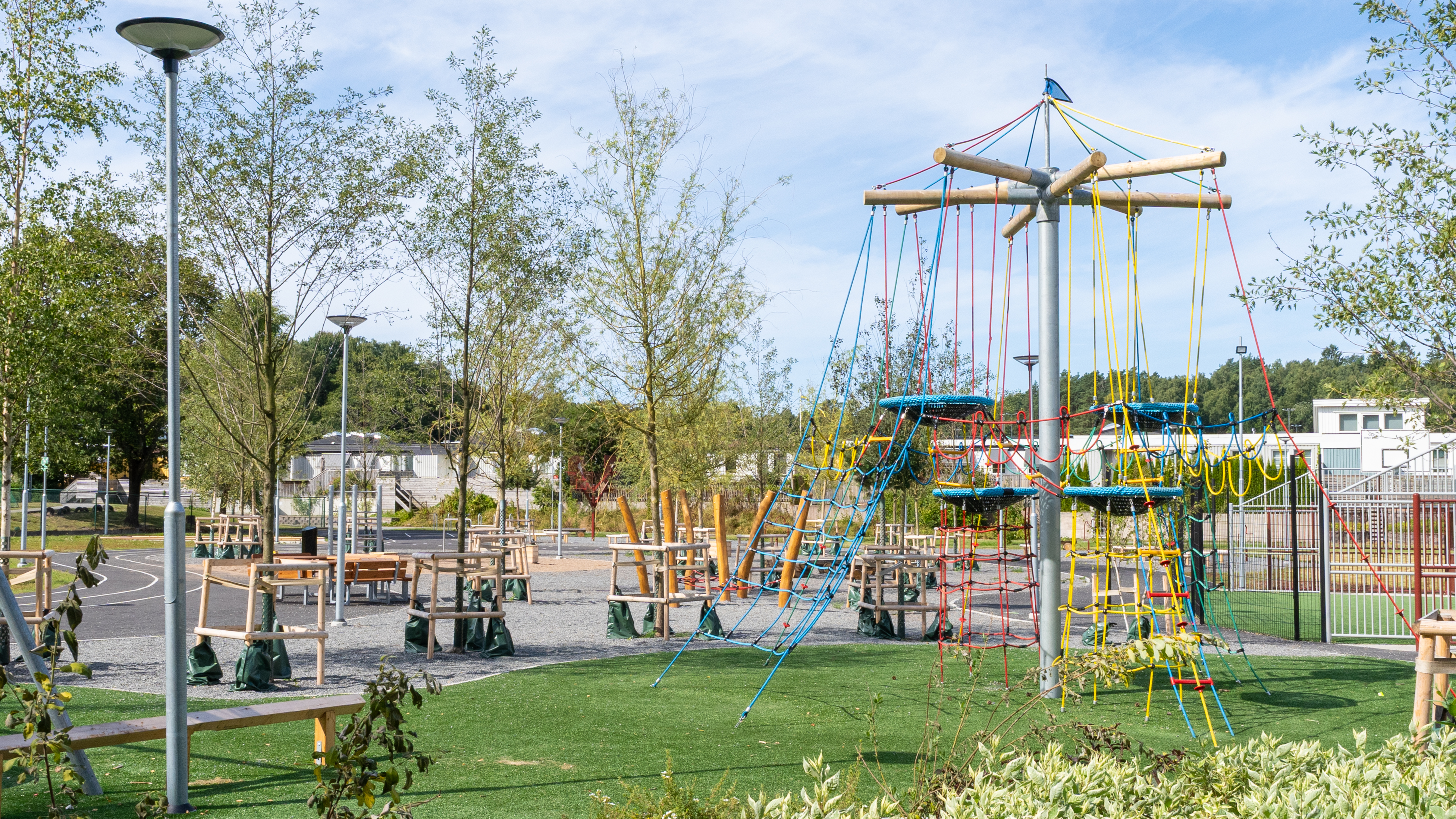 Gr&ouml;nskande skolg&aring;rd med en f&auml;rgglad kl&auml;tterst&auml;llning