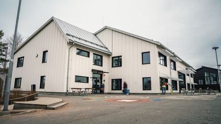 Några av Styrsöskolans byggnader med skolans skolgård i fokus. 