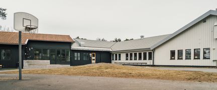 En basketplan utanför Styrsöskolan.
