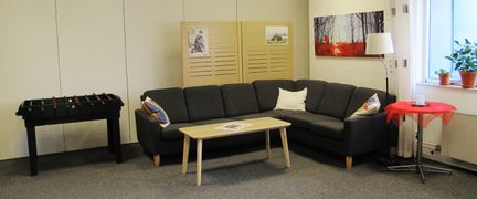 En buss och en spårvagn på väg genom staden.