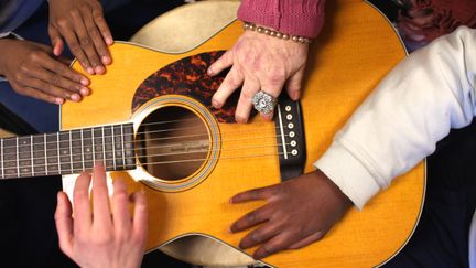 Händer på en gitarr.
