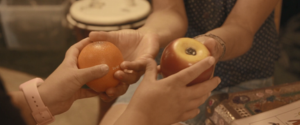 Två personer samspelar. De känner och lyssnar på olika saker tillsammans.