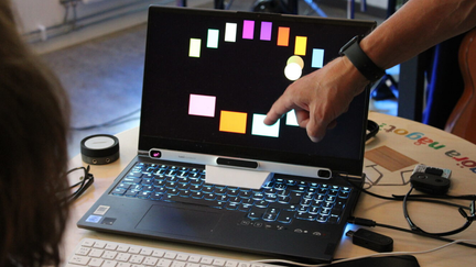 En bärbar dator visar ett program med olikfärgade former.