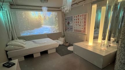 Ett sinnesrum med musikvattensäng, bubbelrör och projektion på väggen.