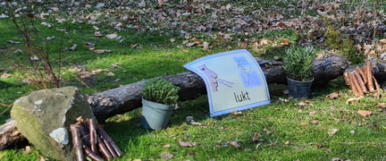 Ute i naturen har Eldorado Resurscenter gjort en station på en sinnespromenad. Där finns olika saker att dofta på och bildstöd att använda när man kommunicerar.