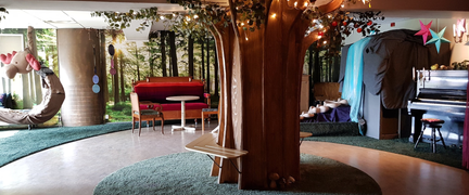 Ett sinnesrum med ett träd, ett vattenfall och en gunga som ser ut som en älg.