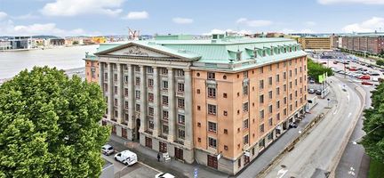 Flygfoto av huset där Regnbågshuset ligger.