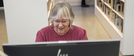 Äldre person vid en dator.