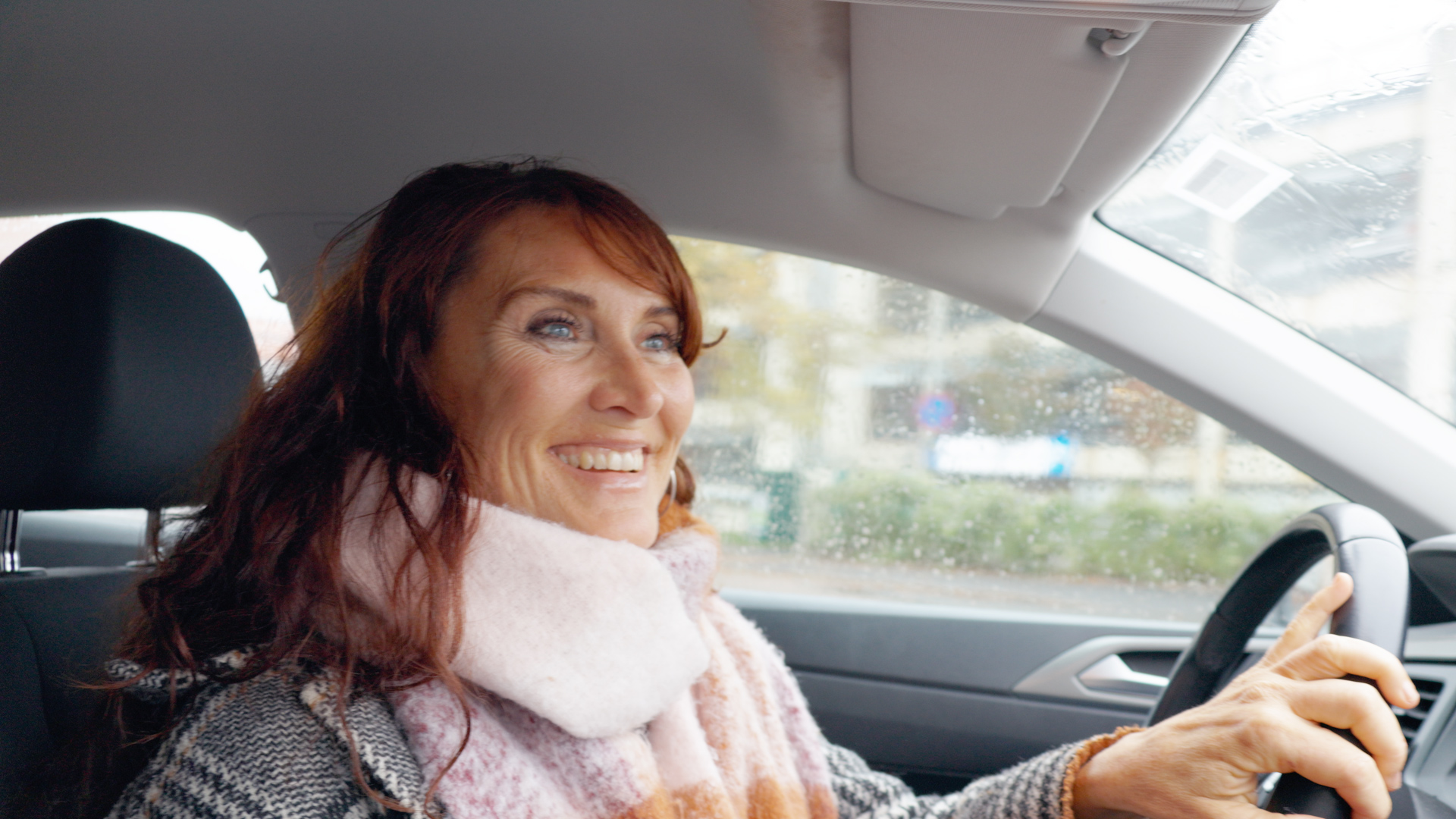 En kvinna som kör en bil