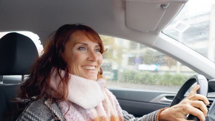 En kvinna som kör bil