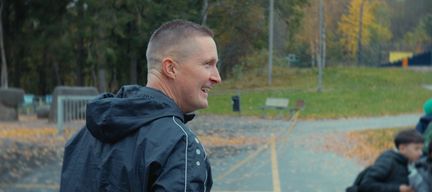 En man står på en skolgård.