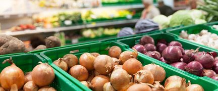 Grönsaker i en livsmedelsaffär.