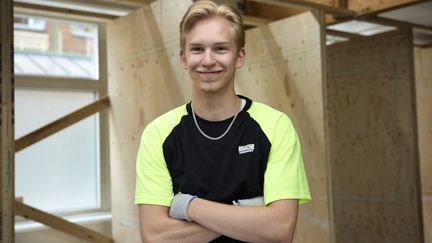 Elev på byggarbetsplats under APL.