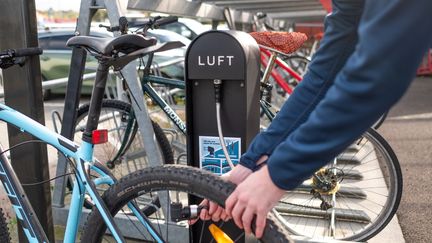 En person som pumpar cykeln