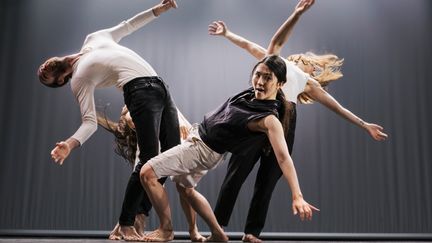 Fyra unga personer dansar på en scen. 