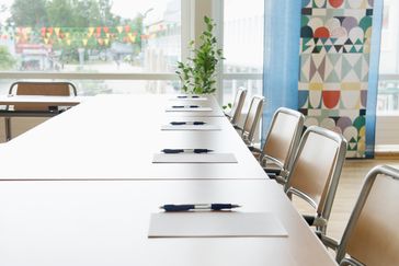 En bild över stolar och bord i en konferenssal