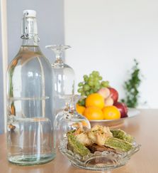 Ett fruktfat med olika färgglada frukter och en skål med goda bakverk. 