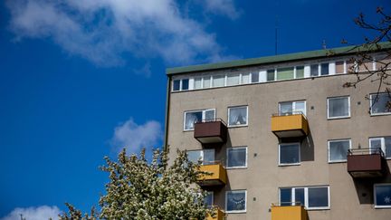 Lägenhetshus mot en blå himmel.