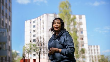 Kvinna som står framför ett höghus