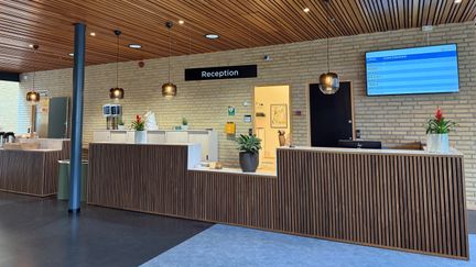 En ljus och välkomnande reception mitt i foajén. 