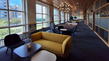 Vår ljusa foajé är långsmal och har gott om plats för soffgrupper. 