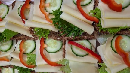 Rågsmörgås med ost och grönsaker. 