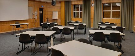 Bohème har plats för 60 personer i ö-sittning (standardmöblering) eller 120 personer i biosittning. 