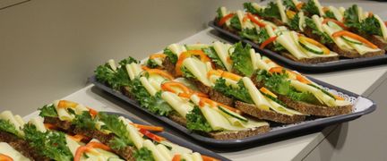 All mat och dryck kommer från utbildningarna i huset, exempel på bilder rågsmörgås med sallad, ost och grönsaker.