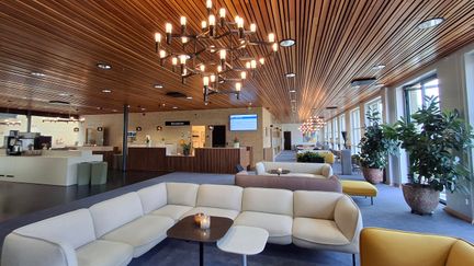 En ljus och öppen foajé med soffgrupper och mingelutrymme välkomnar dig när du kommit upp för trappan till vår konferens. 