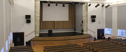 Aniara har plats för upp till 800 personer och har en stor scen flera trappsteg upp så att man ska synas och höras i hela lokalen.