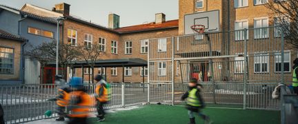 En multiarena med fotbollsplan och basketplan framför Johannebergsskolan.