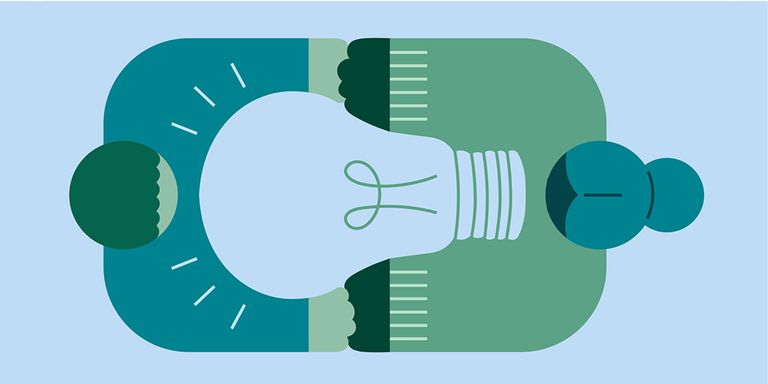 En illustration av två människor som håller om en glödlampa.