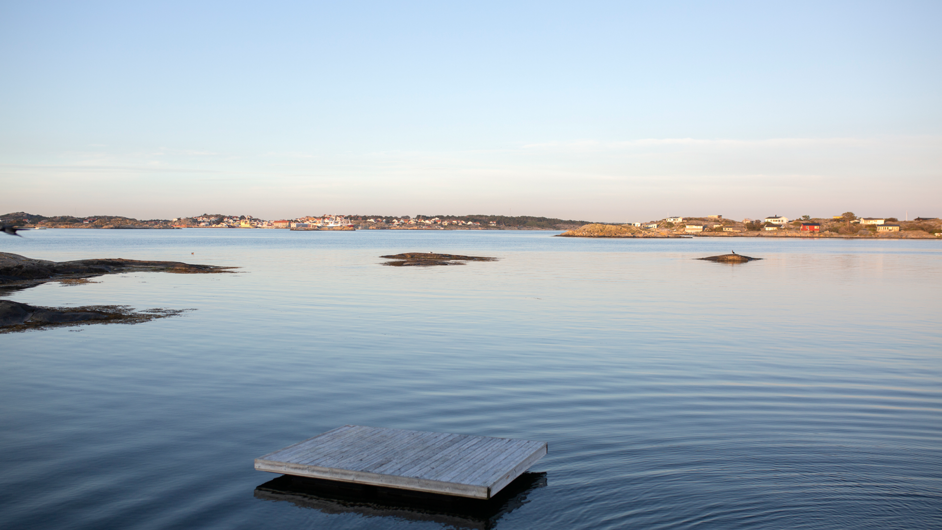En flytbrygga i vattnet.
