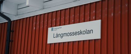 Långemosseskolans skylt på en av skolbyggnaderna.
