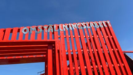 Röd byggnad med texten omställningslabbet