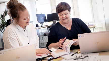 Två personer vid ett skrivbord.