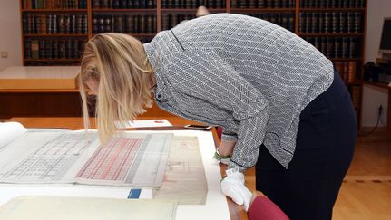 Forskare i Regionarkivets forskarsal studerar en ritning