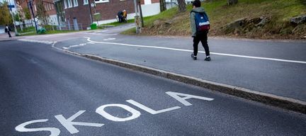 Barn på väg till skolan.