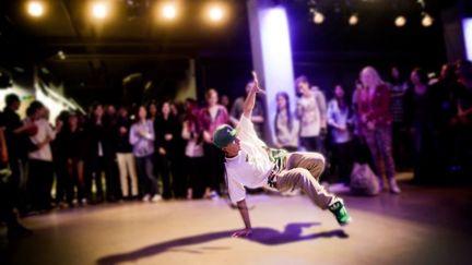 Person som dansar breakdance med publik omkring