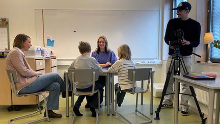 Här pågår filminspelning av en mattelektion med lärarna Eva och Mia.